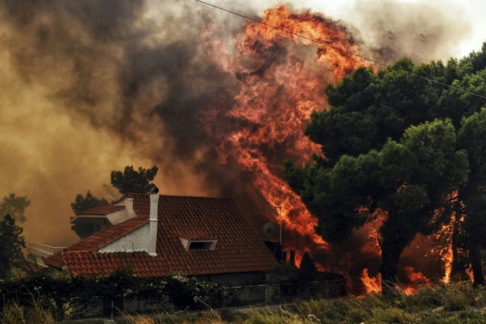Grèce: le bilan des feux s'alourdit à 88 morts, trois enfants parmi les identifiés