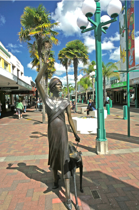 Cette belle dame de bronze, dans une rue piétonne de Napier, pourrait avoir été coulée, il y a 80 ans, par le sculpteur Chiparus….