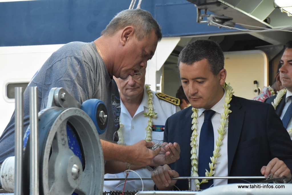Gérald Darmanin, ici avec Georges Moarii lors de la visite du palangrier Lady Chris 6 lundi matin au port de pêche de Fare Ute.