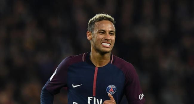 Neymar reconnaît qu'il exagère "parfois"