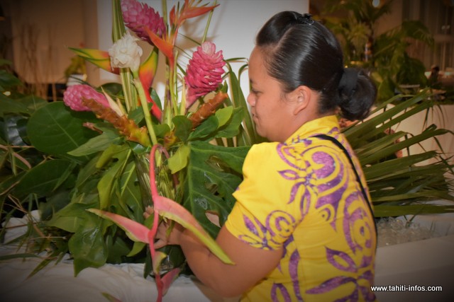 Tehina Tamarii se charge de la confection des bouquets.