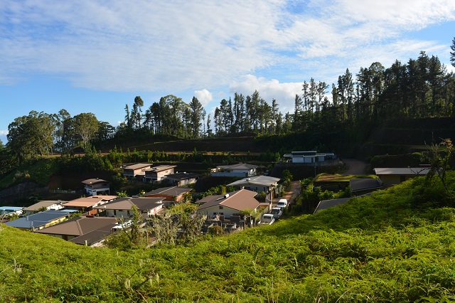 La zone de travaux est bordée au nord de « zones de végétations dépourvues de construction (à l'exception de quelques habitations réparties de manières éparses) suivies de la décharge de Saint Hilaire ».  Au sud, c'est « le lotissement Miri 4 et les hauteurs non urbanisées de la commune de Punaauia. A l'est, le récif montagneux de l'île de Tahiti, dont les monts Mamanu, Tuhi et Marau ». A l'ouest de la zone de travaux, on retrouve les « lotissements Green Vallée, Teroma, Lotus suivi du littoral urbanisé de Punaauia-Faa'a ».