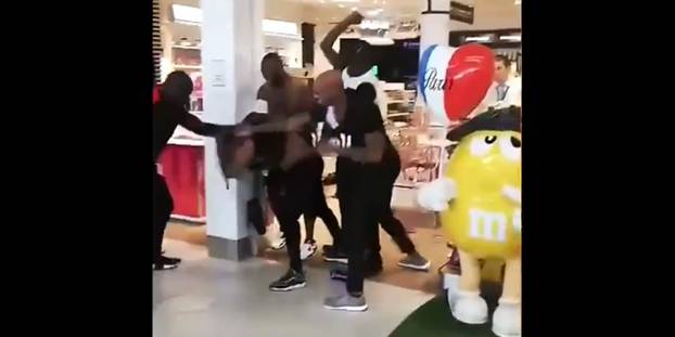 "Clash" de rappeurs à Orly: Booba et Kaaris toujours en garde à vue