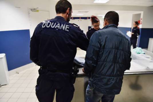Roissy: il cachait 80 oiseaux dans ses trois bagages à main
