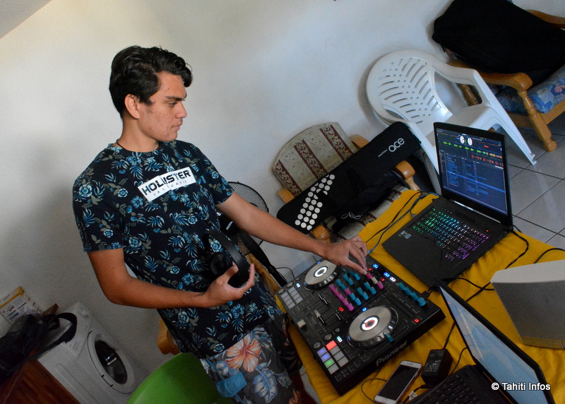 Le jeune producteur HRH utilise le logiciel Fruity Loops (FLStudio) pour composer. Il apprend également à utiliser une table de DJ pour faire des animations, seule source de revenu des DJ locaux.