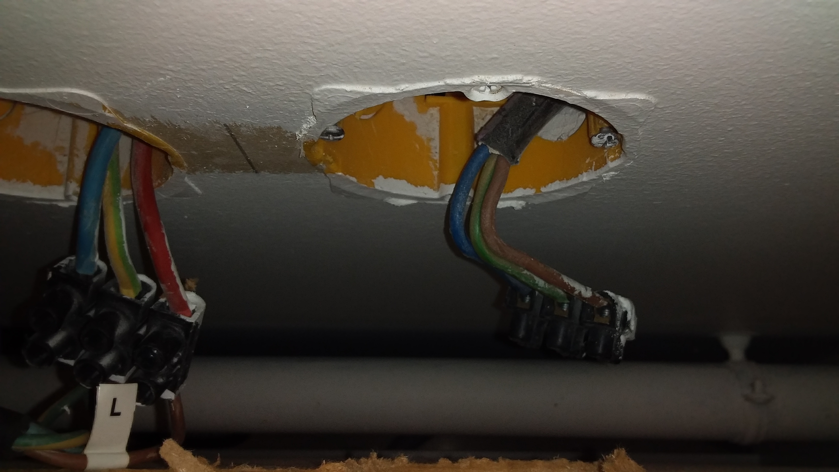 Les fils ne doivent pas être directement accessibles au toucher, comme c'est le cas ici dans cet appartement de la résidence New Mahana.