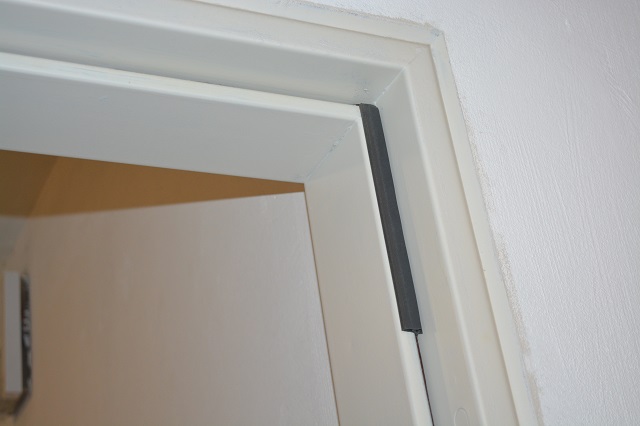 Sur certaines portes, les joints ne font pas tout le tour de l'encadrement.