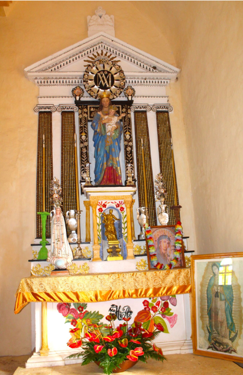 A droite du choeur et du maître autel,  un oratoire est consacré à une Vierge à l’enfant.