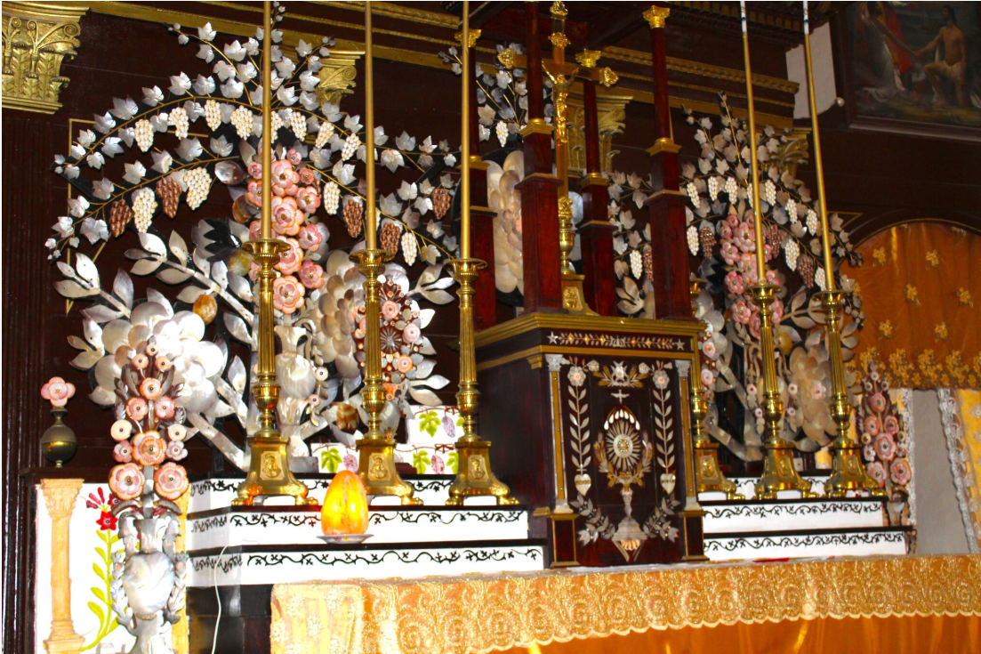Le maître autel et son tabernacle, de la marqueterie et une profusion de nacre et de divers coquillages (dont des feuilles de vigne en nacre).