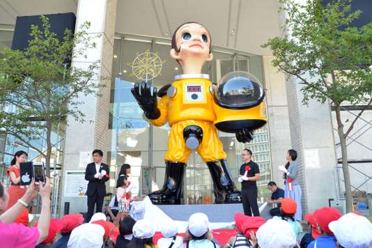 A Fukushima, la statue d'un enfant en équipement de protection dérange