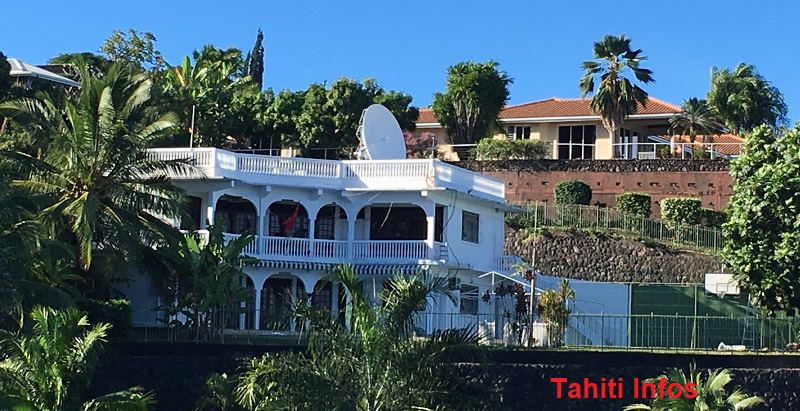 Cette grande villa en bordure du lotissement Taina servait de consulat à la République Populaire de Chine jusqu'à début août. Les diplomates ont dû déménager de quelques centaines de mètres, vers l'immeuble Bellevue, pour résoudre un conflit avec leur propriétaire.