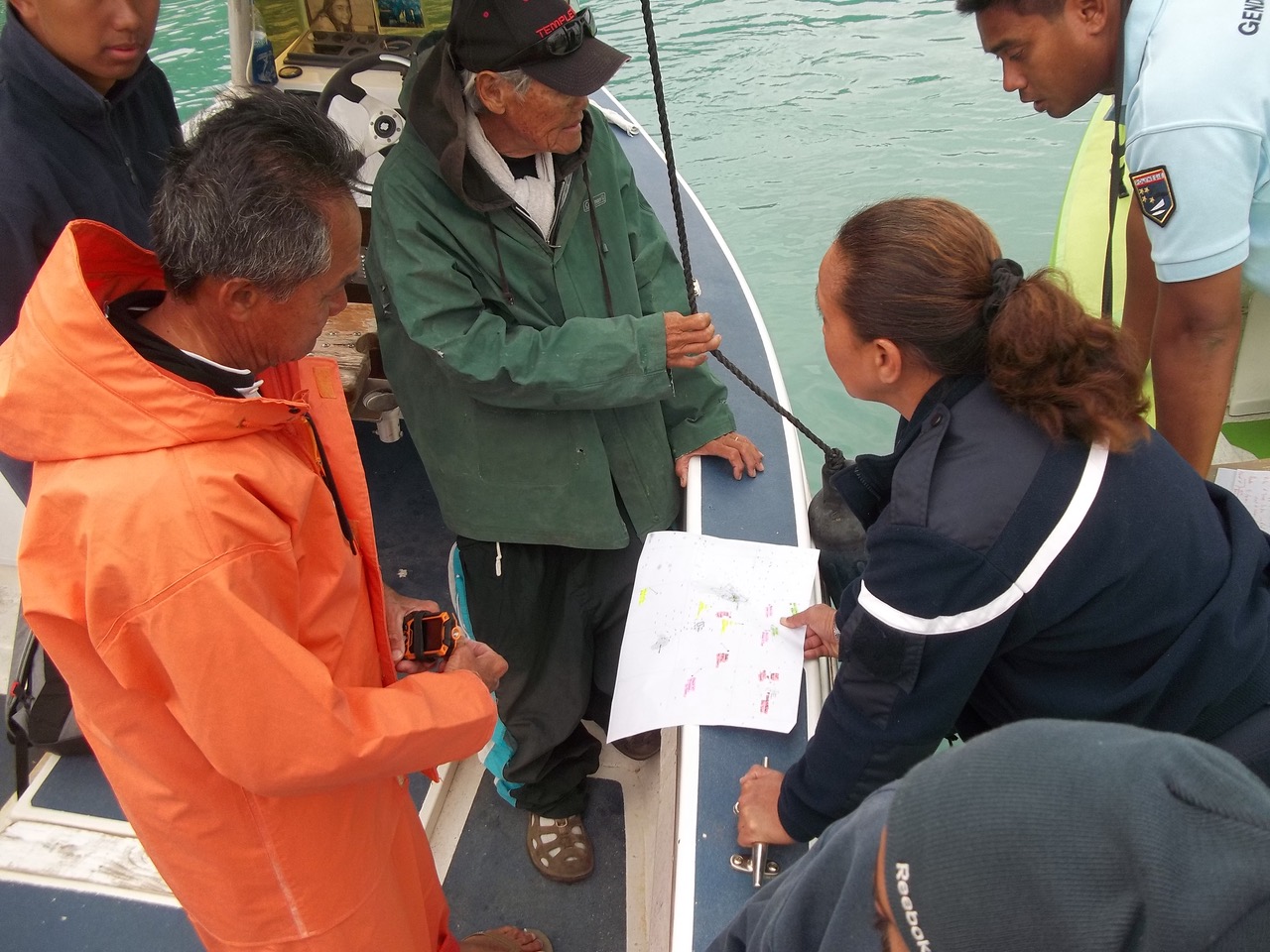 Pour ces recherches, les pêcheurs font, à chaque fois, un point de situation avec les gendarmes. De son côté, le mari de Tina (avec l'imperméable orange) ne veut rien lâcher.