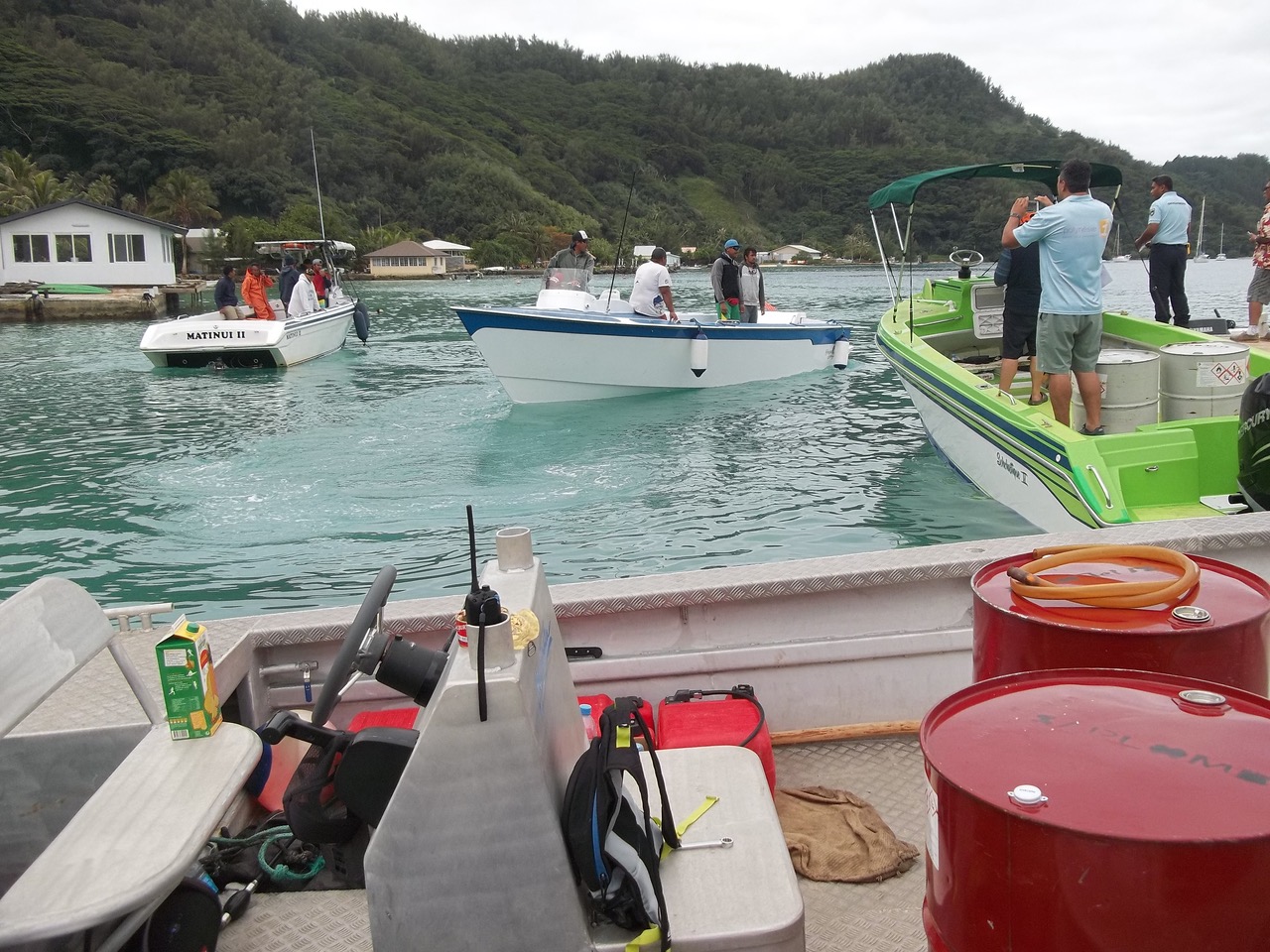 Des fûts d'essence ont même été achetés sur la goélette pour le ravitaillement des poti mārara.