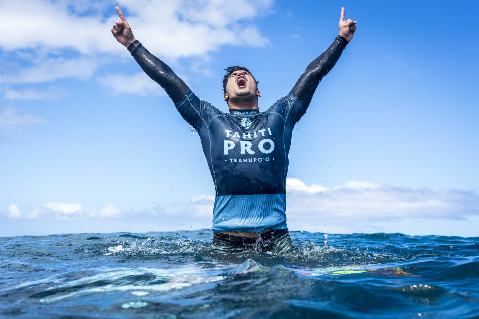 Gabriel Medina s'est imposé sur le fil face à Owen Wright © Damien Poullenot WSL