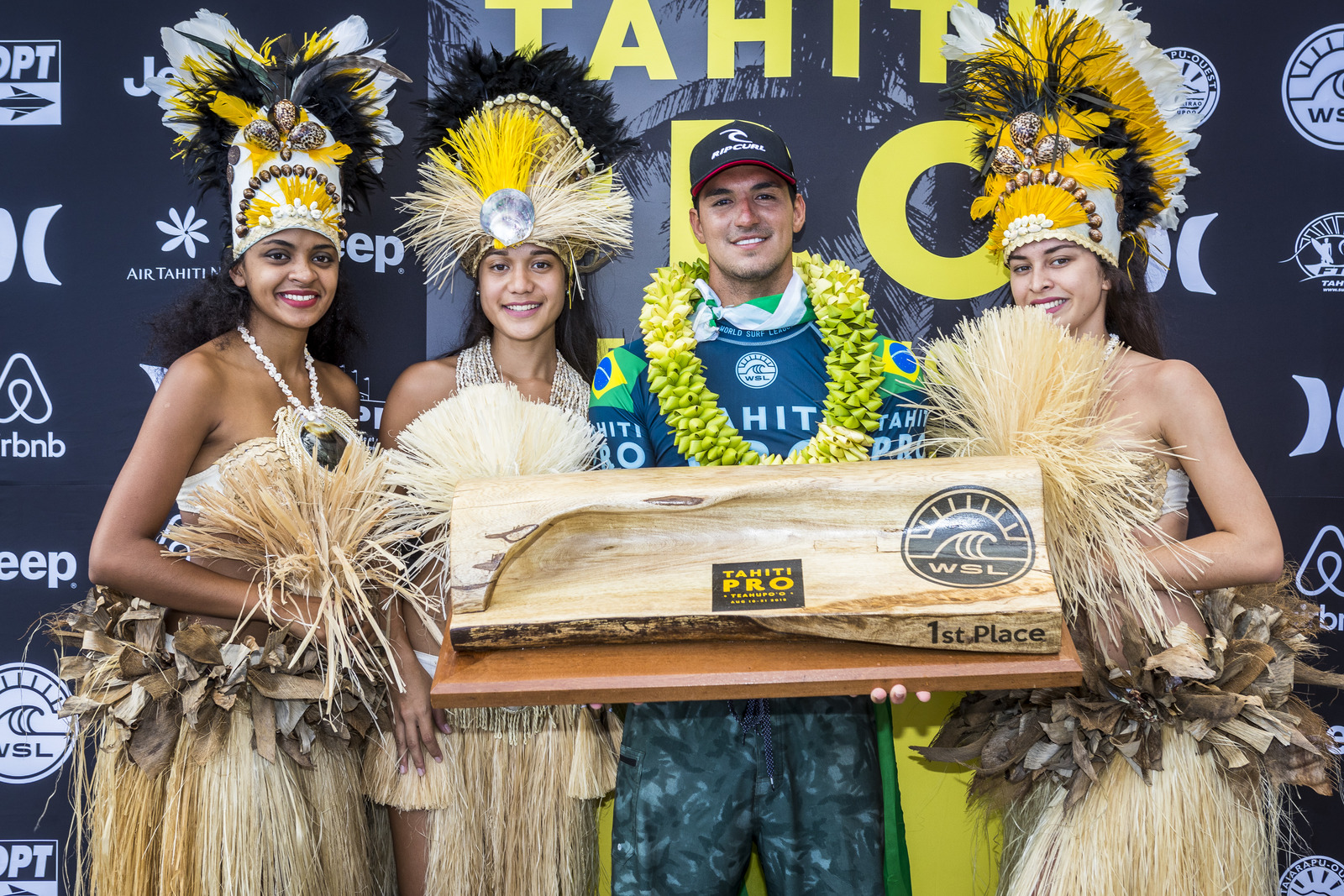 Gabriel Medina remporte la compétition pour la deuxième fois © Damien Poullenot WSL