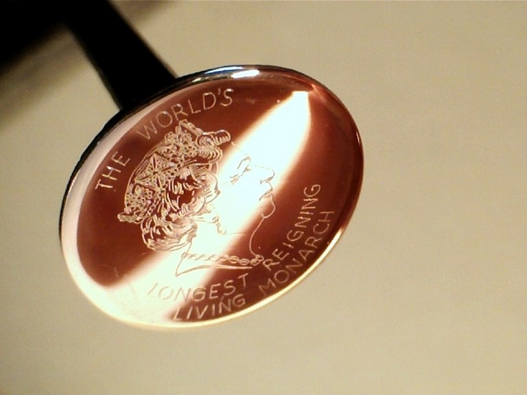 Graham Short, maître de la gravure miniature sur tête d'épingle