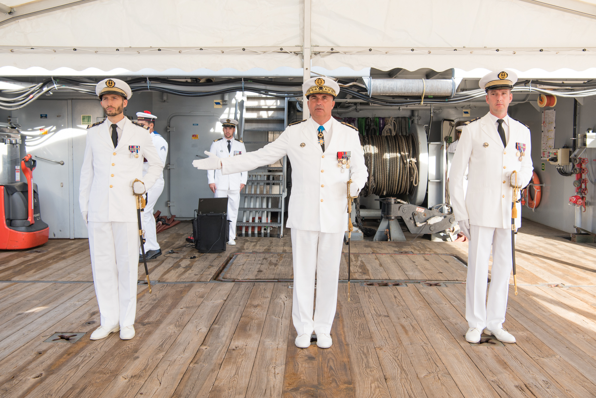 C'est le contre-amiral, Laurent Lebreton, commandant supérieur des Forces armées en Polynésie française, qui a procédé à la cérémonie de reconnaissance du nouveau commandant de l’équipage B du Bougainville. Crédit : SM Cindy Luu. FAPF.