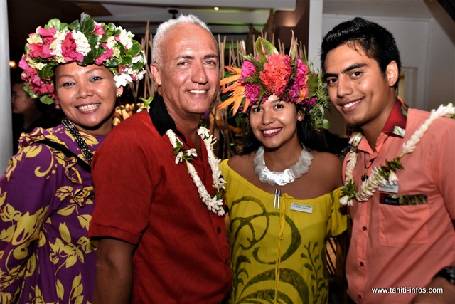 Teva Teriitemoehaa entouré de quelques membres de son équipe.