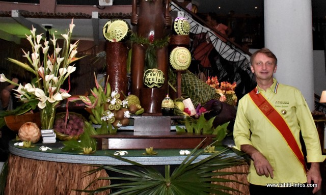 Pour bien démarrer son séjour polynésien, Frédéric Jaunault s'est chargé de la décoration du buffet des desserts pour la dernière soirée du Te Hura Nui, samedi.
