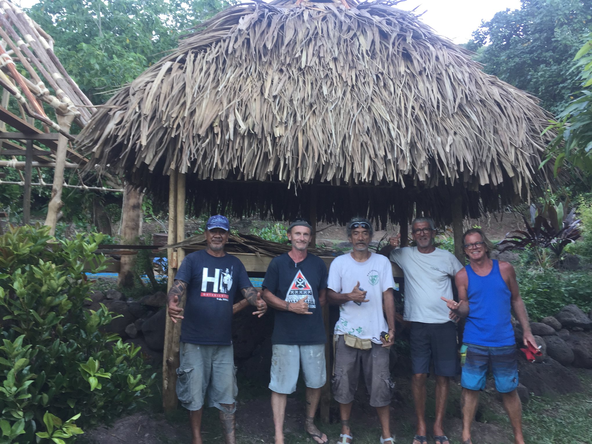 L’association Mana Tatau Maohi  et ses bénévoles ont construit de nombreux fare sur le lieu du festival.  Crédit Mana Tatau Maohi.