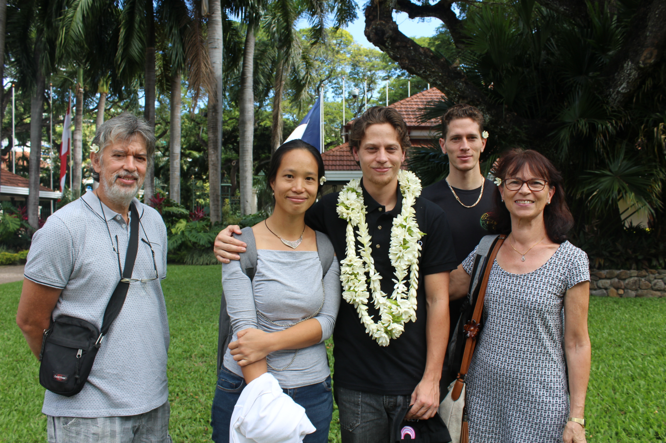 Tefau'ura Haumani, major de Poly3D, entouré de sa famille.
