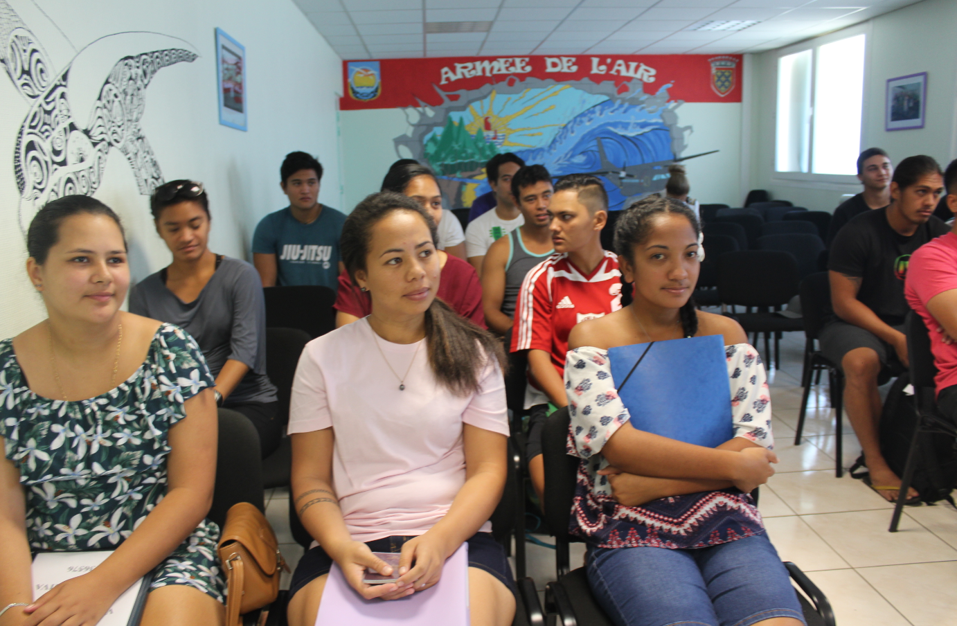 Dernières consignes pour les nouvelles recrues avant de signer.