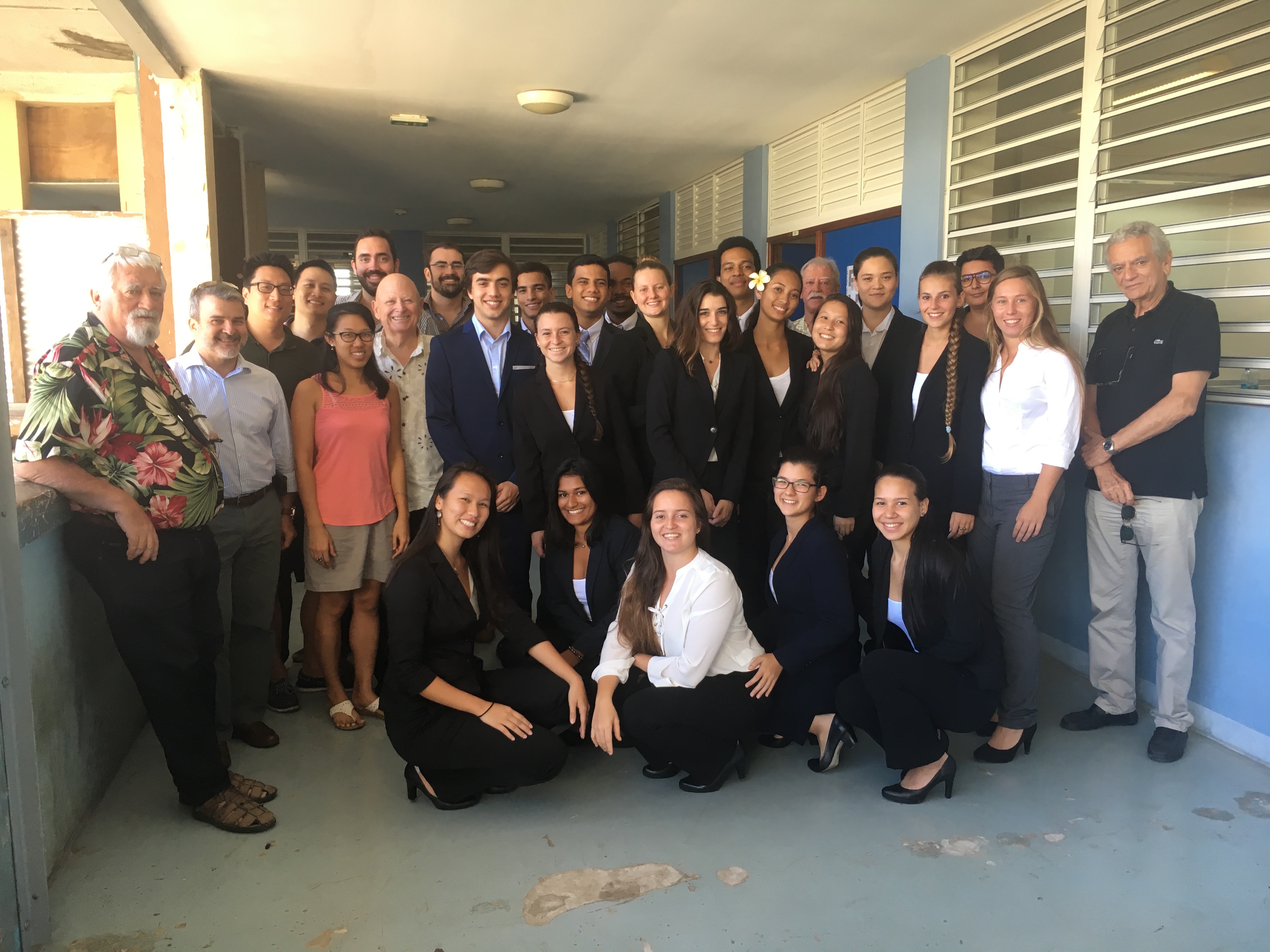 Ici entourés ici par quelques-uns des intervenants extérieurs, issus du monde socio-économique local, venus bénévolement les aider à se préparer aux entretiens de personnalité.