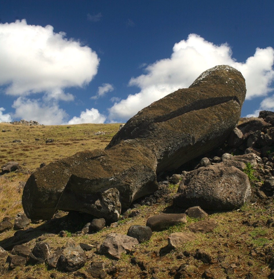 Les Pascuans, dans le passé, ont renversé leurs grandes statues à une période troublée de leur histoire, lorsque le culte des anciens fut abandonné (les moai représentant des ancêtres).