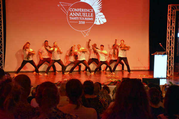 Paul Sloan et l'équipe de Tahiti Tourisme se sont essayés au Haka pour l'ouverture de la conférence annuelle