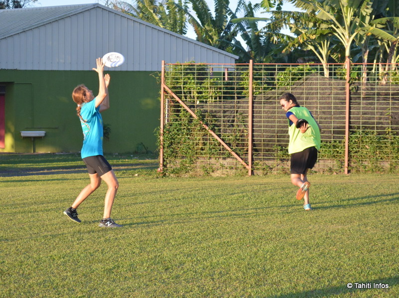 Et c'est un point ! A l'Ultimate, les contacts physiques sont interdits pour éviter les accidents. Il faut tenter d'intercepter le disque en plein vol !