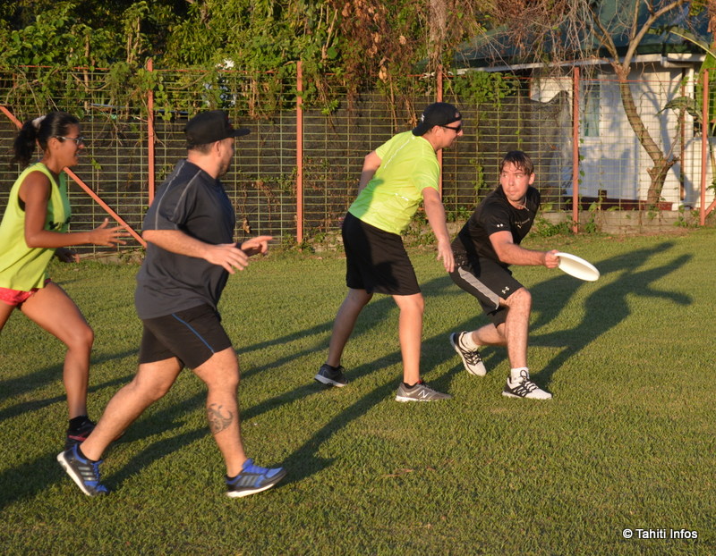 Ken à droite en train de chercher un coéquipier à qui faire une passe !