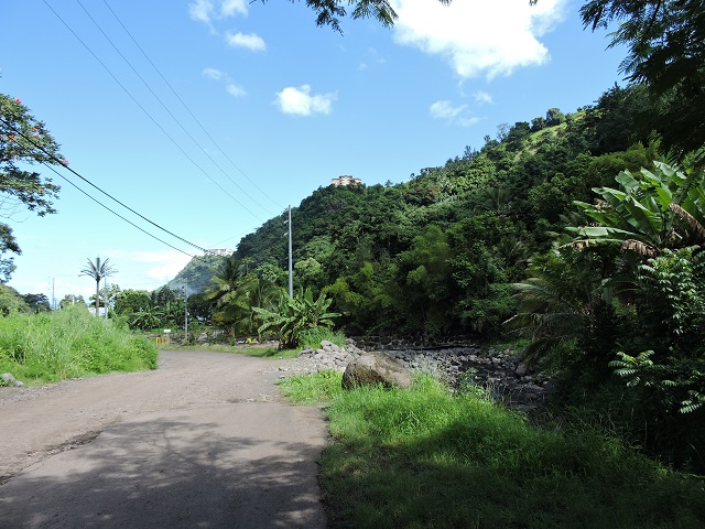 L'ensemble du territoire polynésien est exposé à de nombreux aléas naturels tels que les inondations, les mouvements de terrain et les phénomènes de submersion marine (cyclone et tsunami).