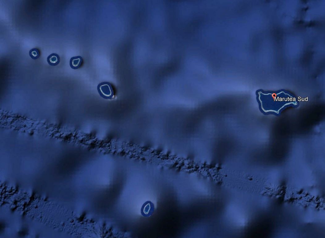 Le groupe d'île Actéon, à l'ouest de Marutea sud. Les recherches conduites par les proches de Tina s'orientent sur ces quatre atolls peu ou pas habités en espérant que la disparue ait pu dériver jusqu’à là et y soit encore naufragée.