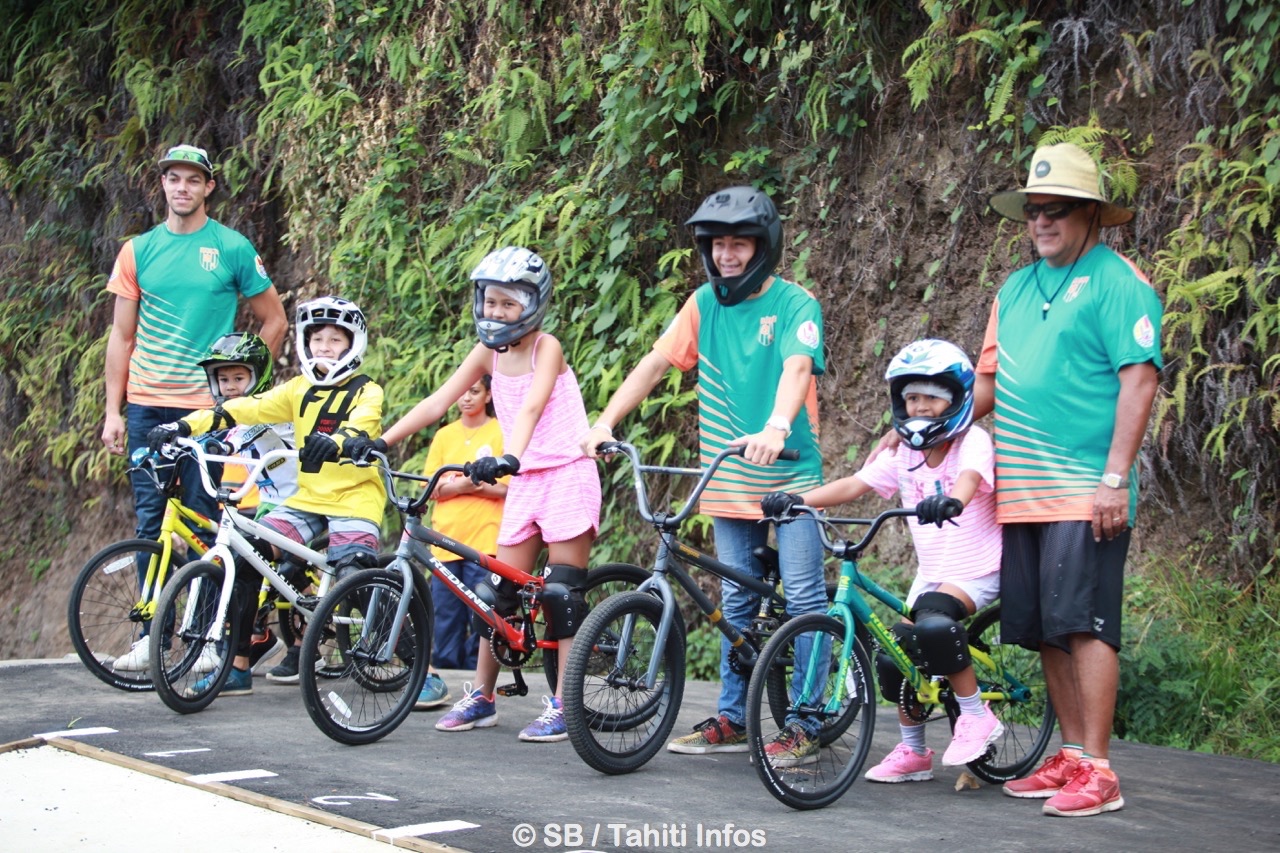 La naissance d'une nouvelle discipline en Polynésie, le BMX race, avec à droite Teva Bernadino, président de FTC