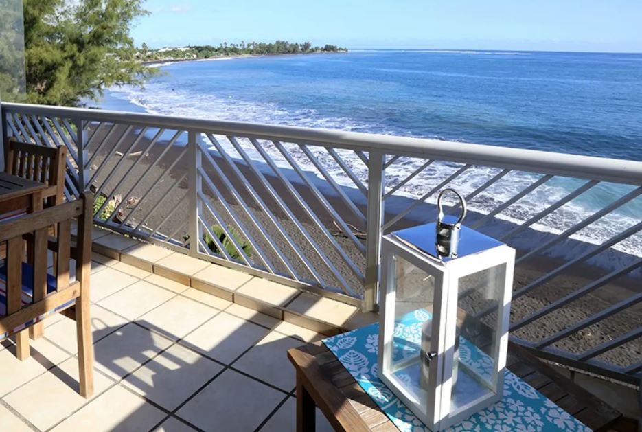 Le coquet duplex de 70 mètres carrés qui surplombe la plage à Punaauia est sous-loué à temps plein par une locataire indélicate, aux dépens des propriétaires du bien. (Photo prise sur le site Airbnb).