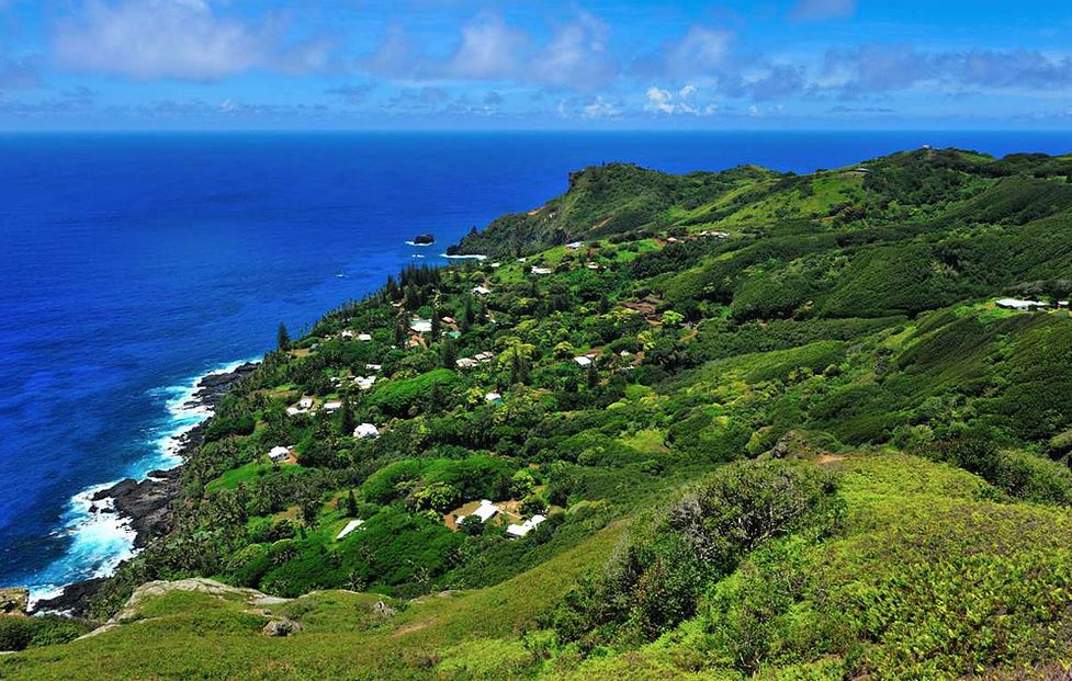 Adamstown, capitale de Pitcairn, vue depuis Gannets Ridge (crédit Tony Probst)