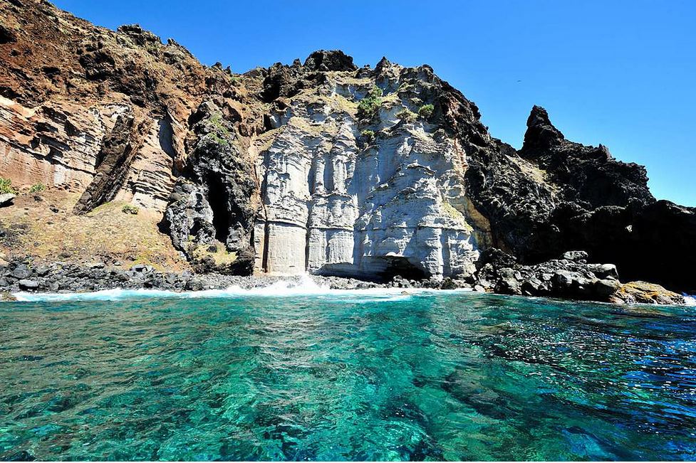 La grotte des Dieux n'est accessible que par la mer ou la falaise, et héberge d'anciennes gravures polynésiennes (crédit Tony Probst)