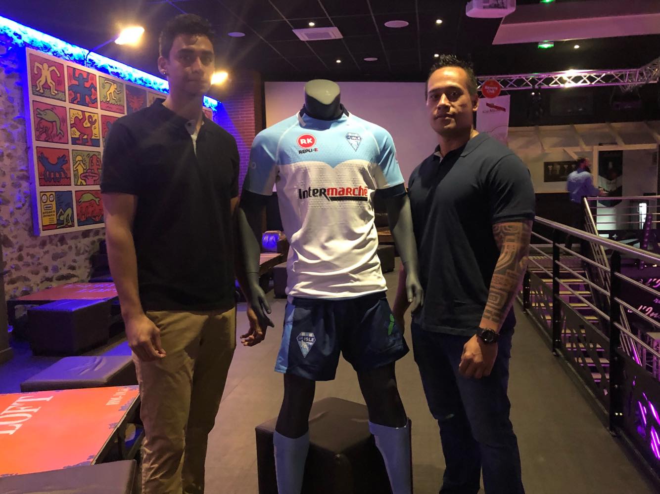 JA Isle rugby - Mickael TALI et Andrew VANAA avec leur nouveau maillot du club islois