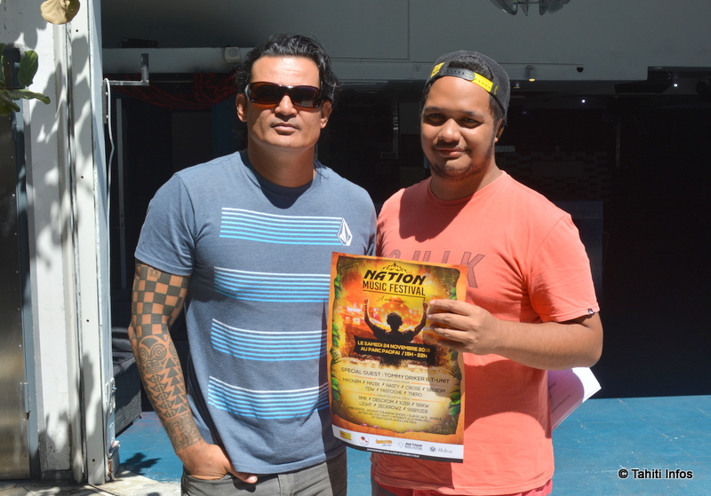 Wilfred Johnston, organisateur du Nation Music Festival. Il est avec Aroma Salmon, gérant du Helios, la boite de nuit où se déroulera l'after du festival.