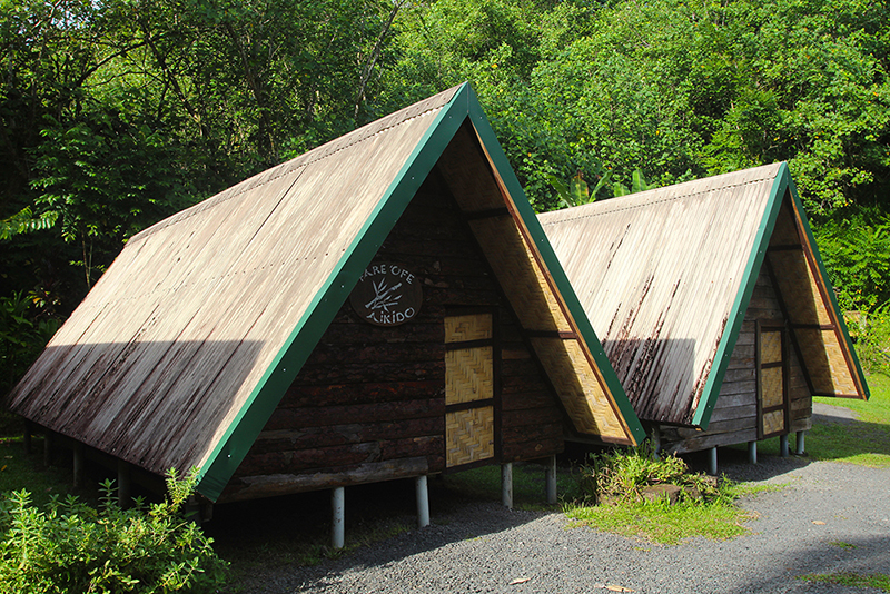 Les bungalows pour dormir sont rustiques, mais vastes, puisque pouvant accueillir quatre personnes (à condition d’amener son sac de couchage et sa moustiquaire).