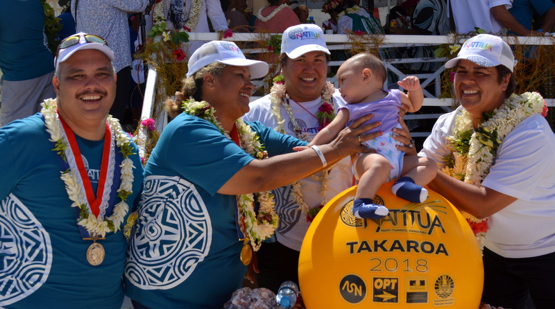 La maire de Takaroa, Teapehu Teahe, et son adjoint Heimanu Purue-Domingo espèrent que l'arrivée du haut-débit donnera de nouvelles opportunités à la jeunesse de l'île