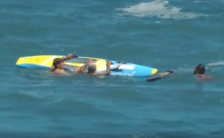 Alexy Berthet n'avait qu'une planche d'entrainement sous la main, plus étroite qu'une planche de sauvetage classique
