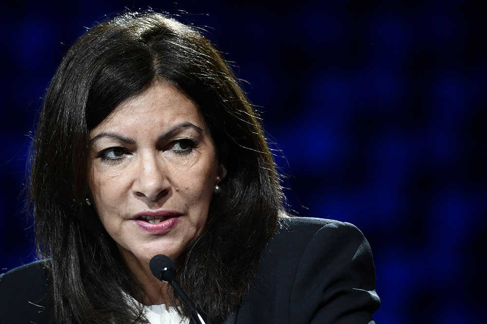 Hidalgo sort un livre sur l'environnement et promet de "gagner"