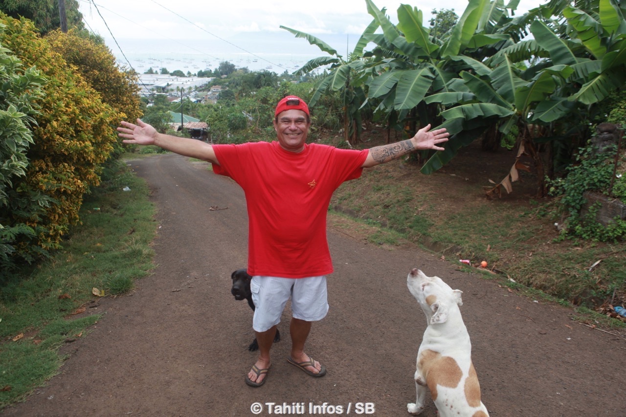 Angelo habite une maison modeste dans le quartier d'Outumaoro, comme un citoyen lambda