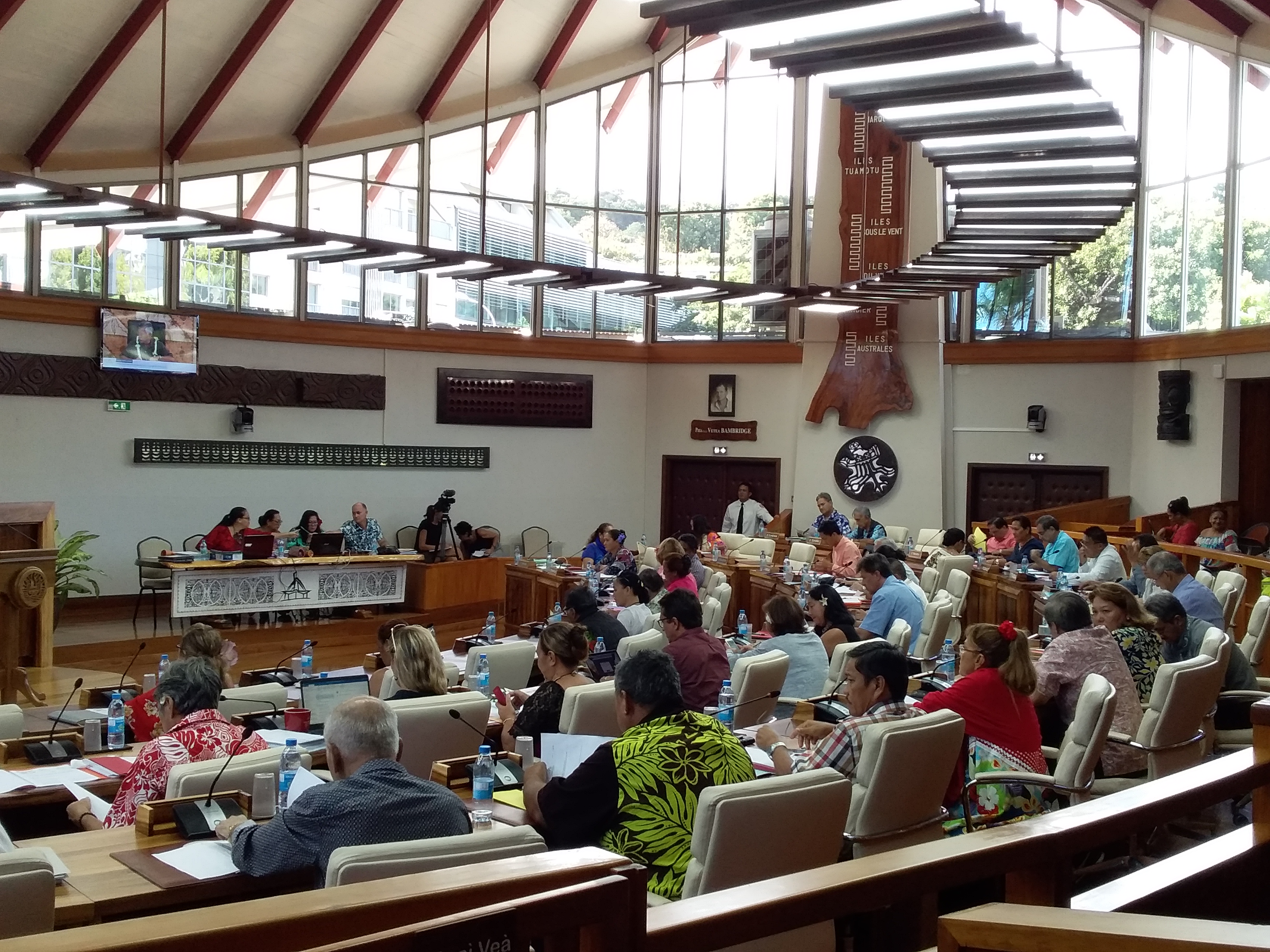 L'assemblée examine et adopte durant ses sessions les projets de délibération présentées par le gouvernement ainsi que les projets de "lois du pays".