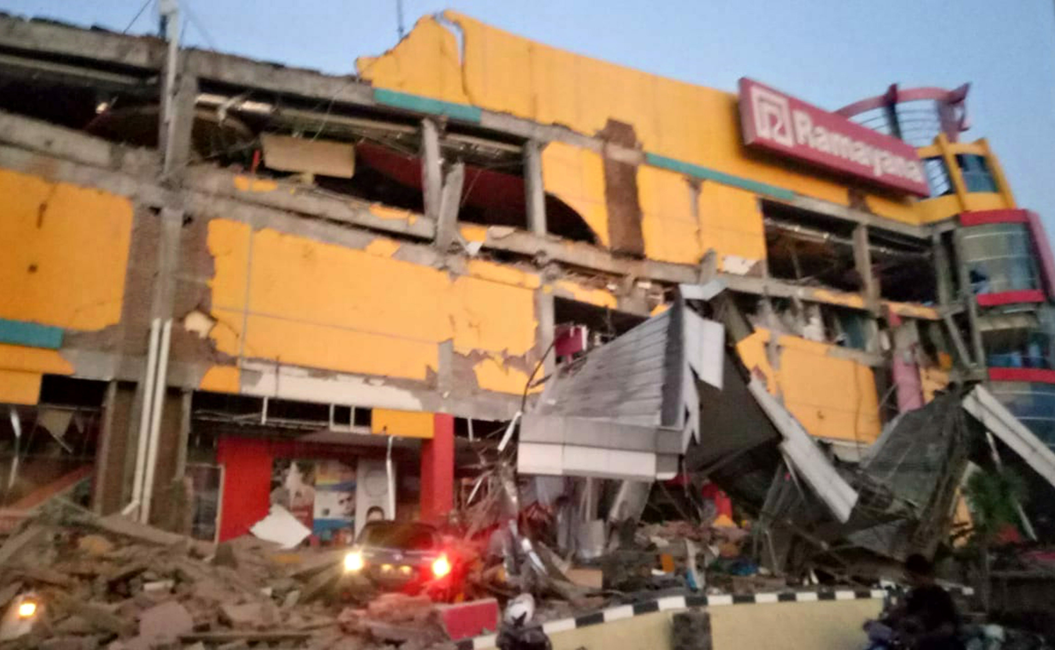 Indonésie: un fort séisme de 7,5 frappe les Célèbes, "nombreux" bâtiments détruits