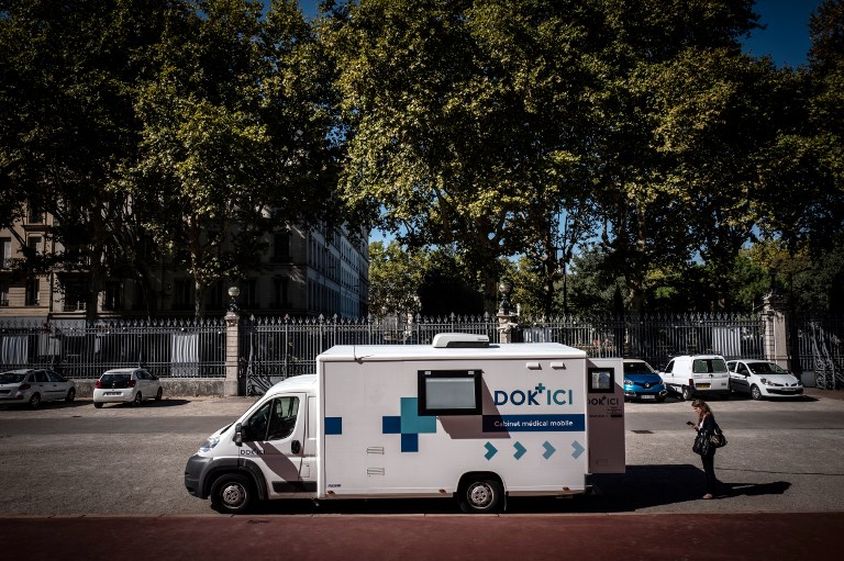 Contre les déserts médicaux, des tournées de médecins en camionnettes