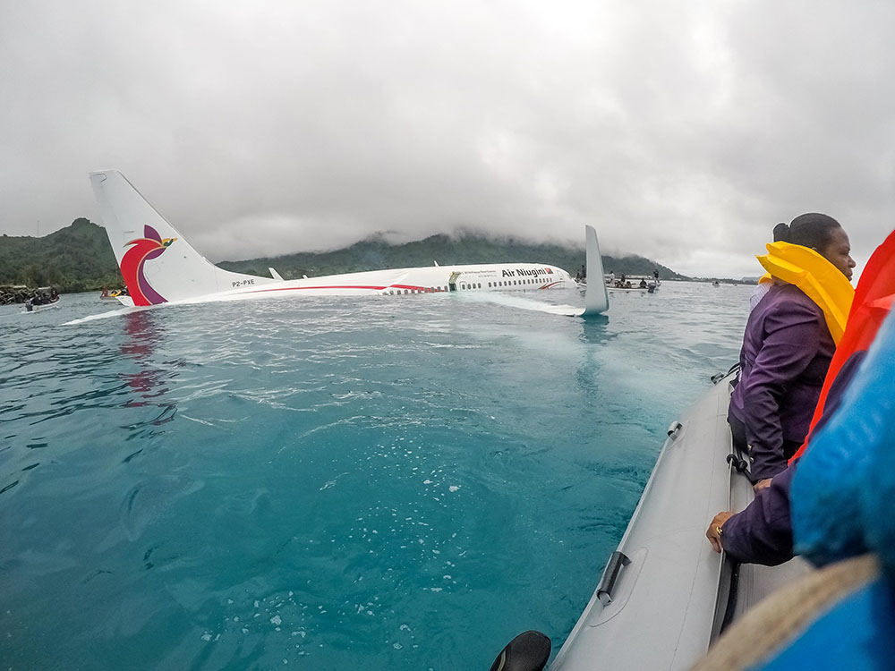 Un avion de ligne plonge dans un lagon du Pacifique