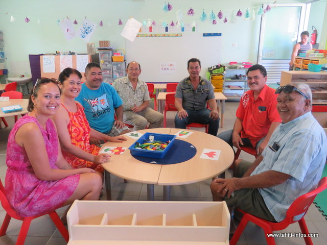 Le maire de Moorea-Maiao, Evans Haumani, l’inspecteur de l’éducation nationale, Pierre Chin Meun ainsi que quelques élus de l’ile sœur ont pu tester le nouveau mobilier de l'école de Teavaro.