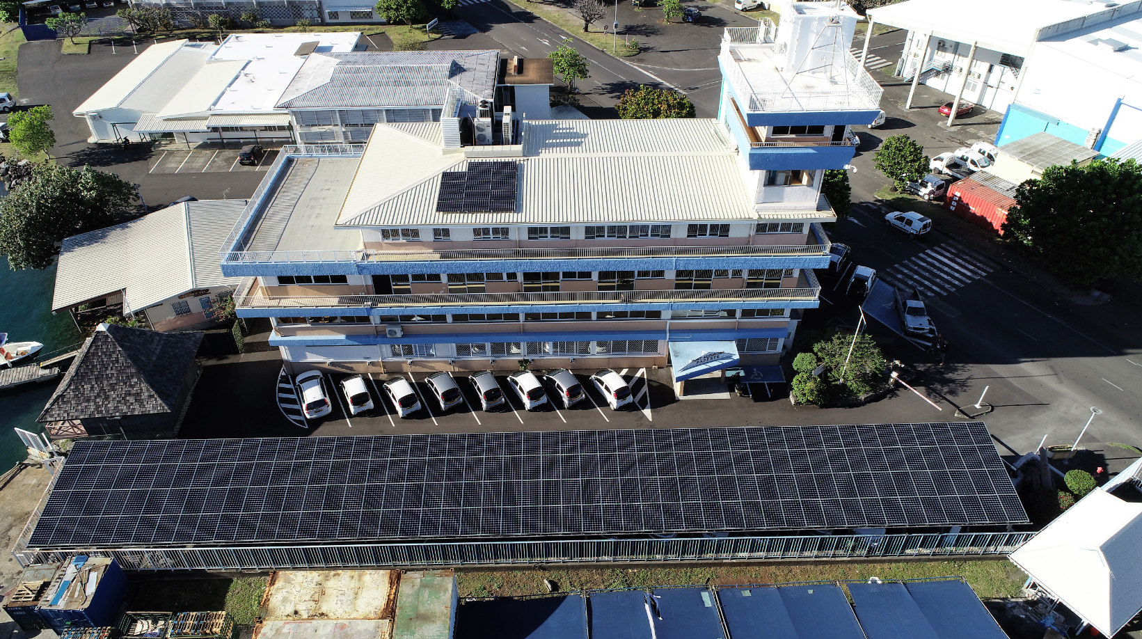 Un générateur photovoltaïque, réparti sur les toitures des parkings et du bâtiment pour une puissance crête de 99.7 kWc a été installé. Crédit PAP
